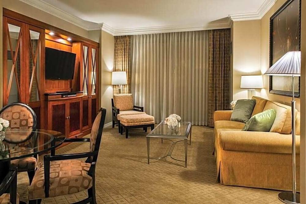 MGM Signature Executive Suite photo 10