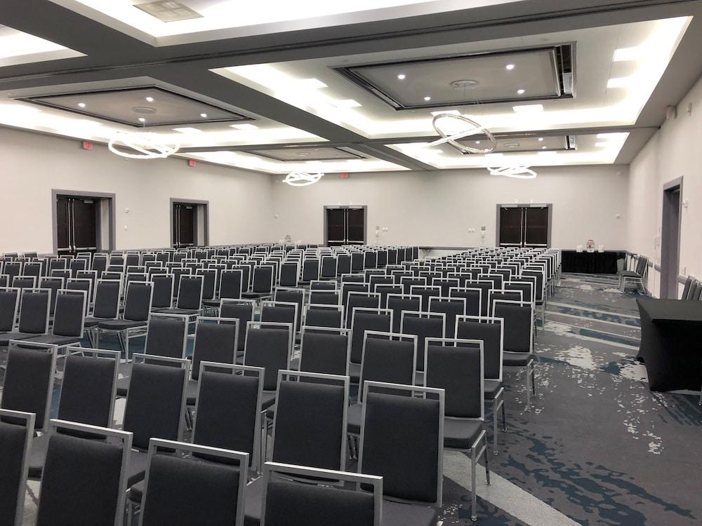 DoubleTree Suites by Hilton Htl & Conf Cntr Downers Grove photo 59