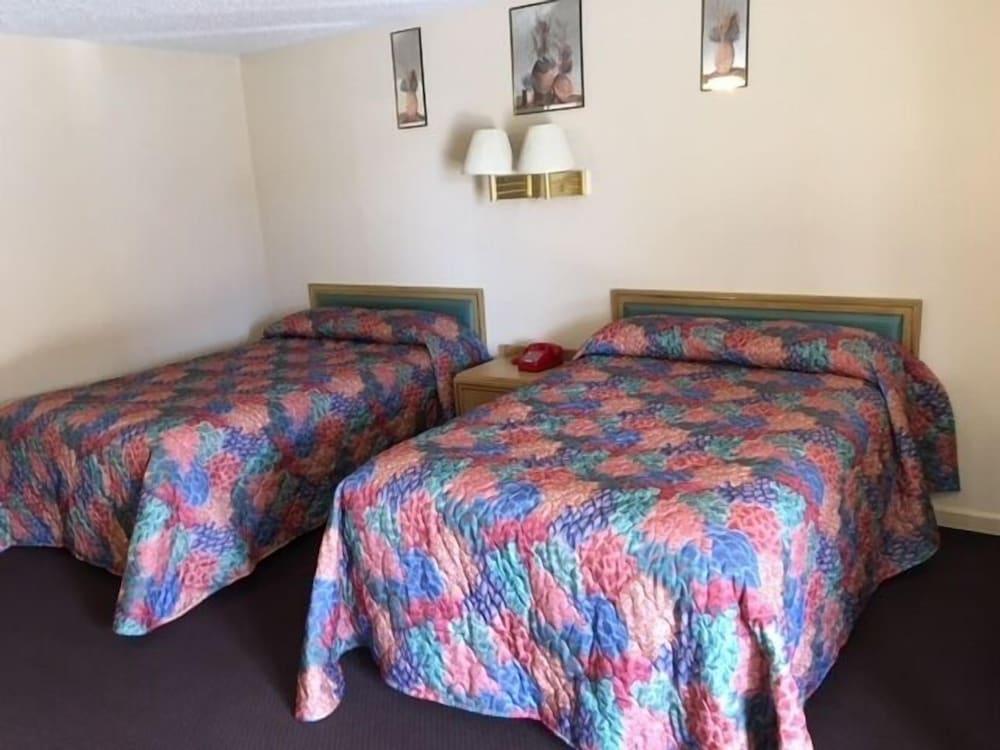 Colonade Motel photo 8