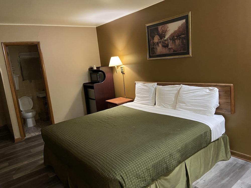 Colonial Inn Dyersville photo 40