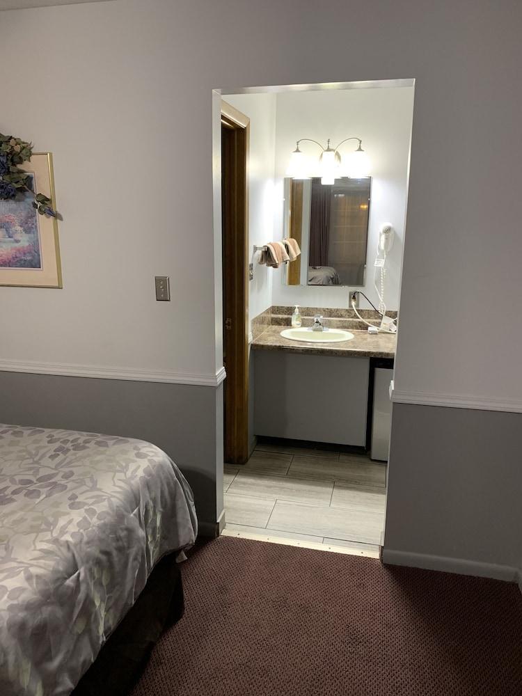 Blue Spruce Motel photo 42