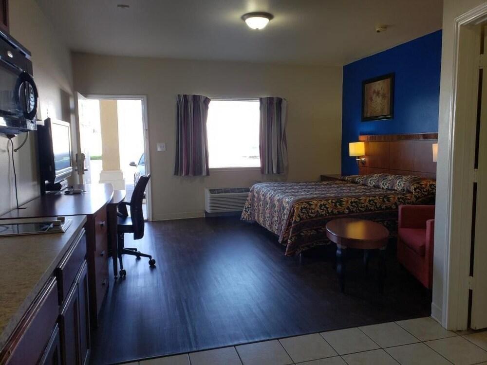 Crossroads Inn & Suites photo 44