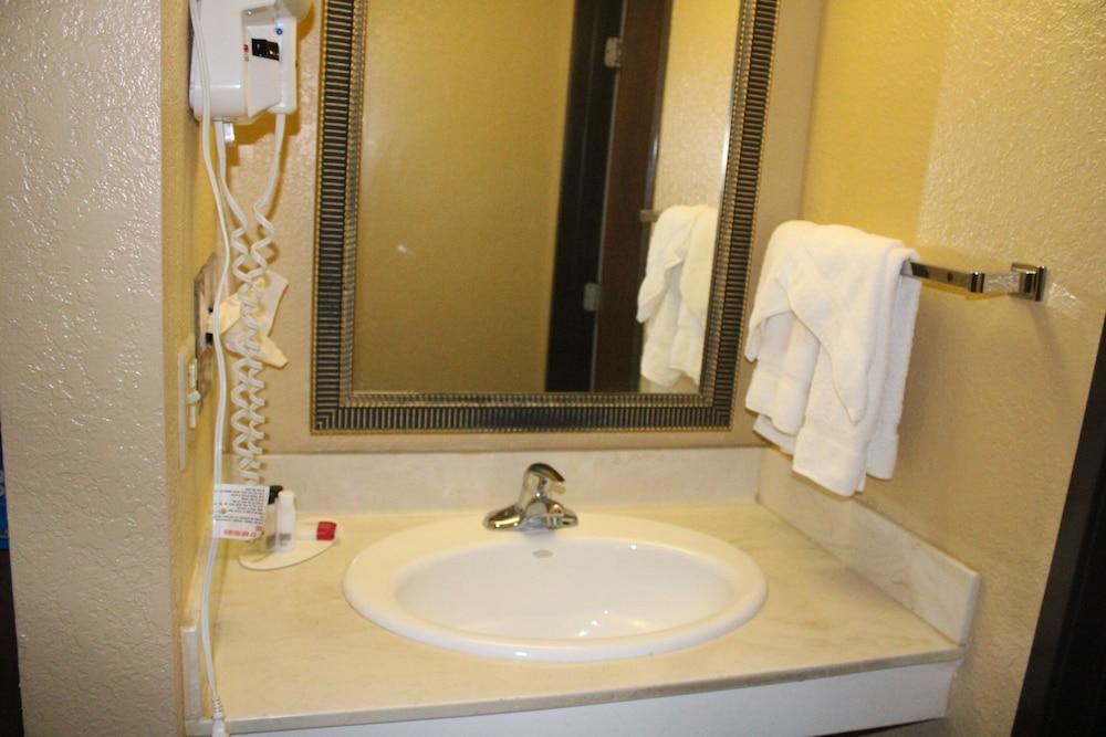 The Oasis Hotel & Bar photo 21