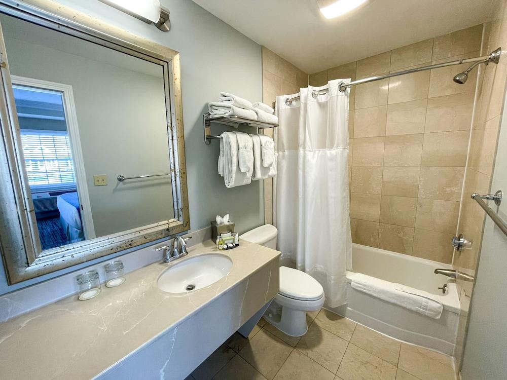 Water's Edge Resort & Spa photo 44