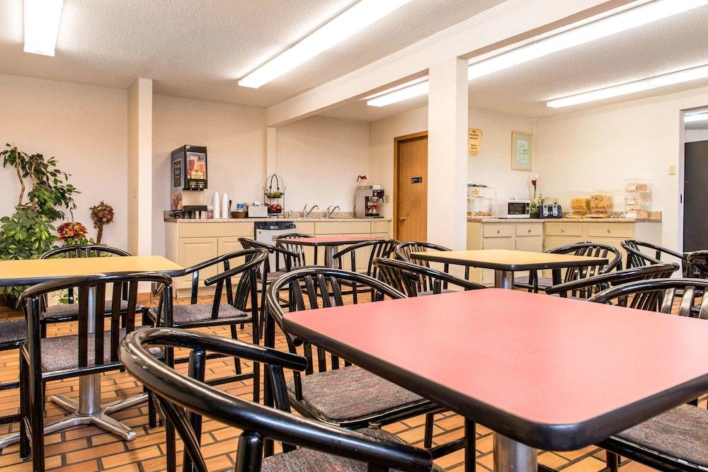 Econo Lodge Holland - Toledo photo 31