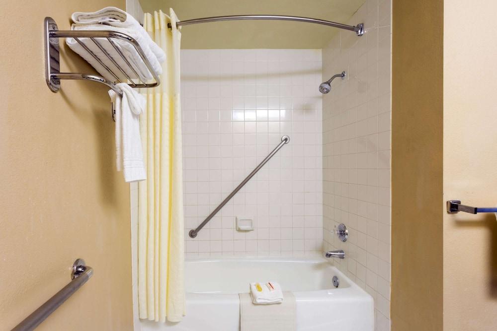Days Inn by Wyndham Fontana / Rialto photo 4