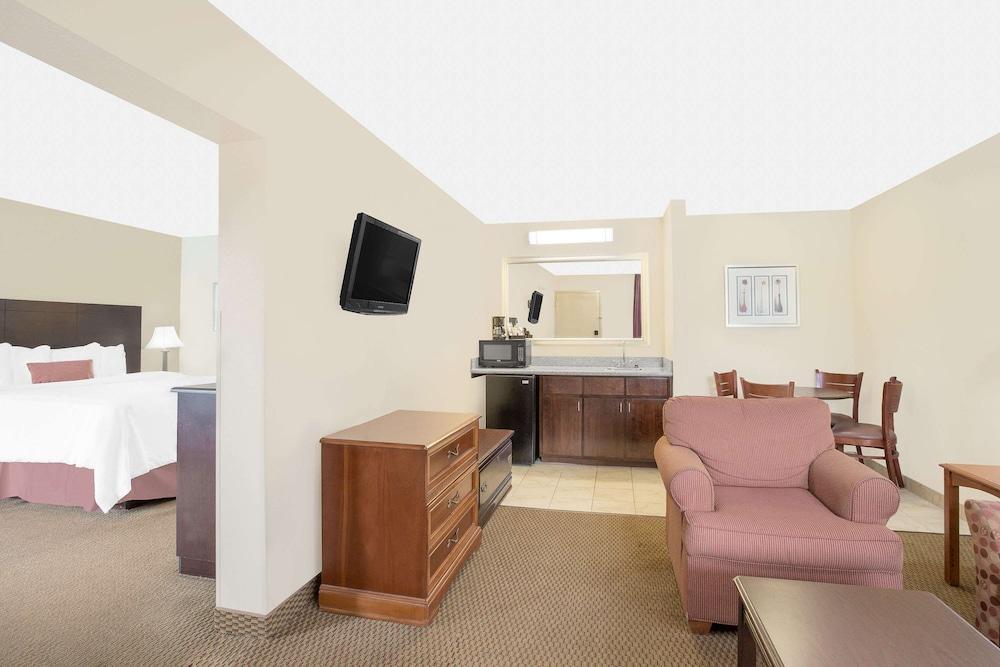 Baymont by Wyndham Greenville photo 10