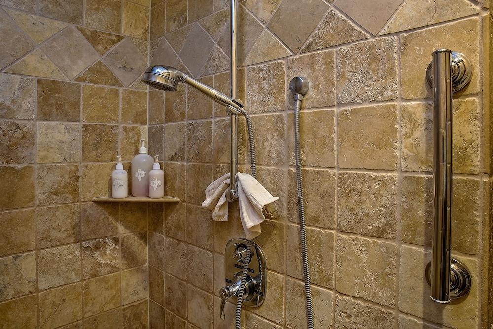 Cameo Heights Mansion photo 32