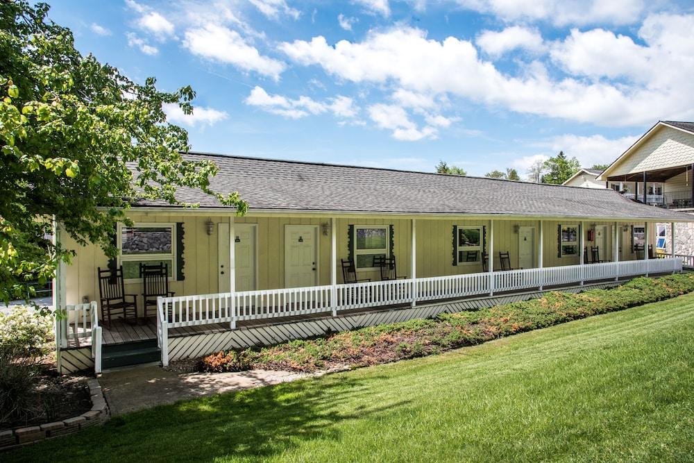 Boxwood Lodge photo 58