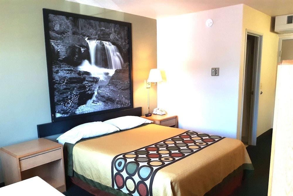 Super 8 by Wyndham Hamilton photo 9