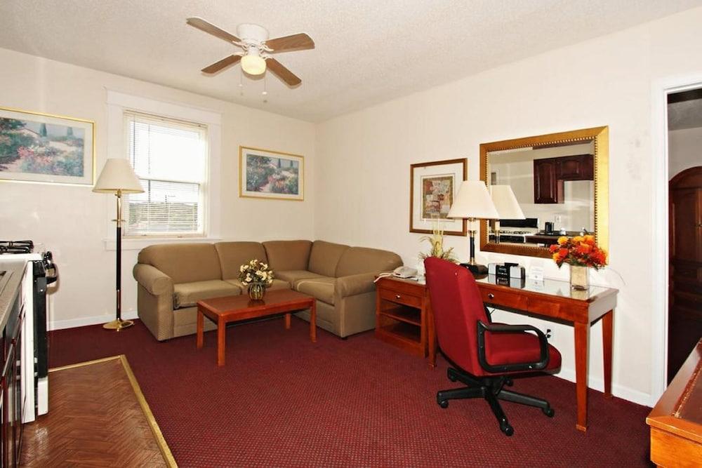 Regal Inn & Suites photo 9