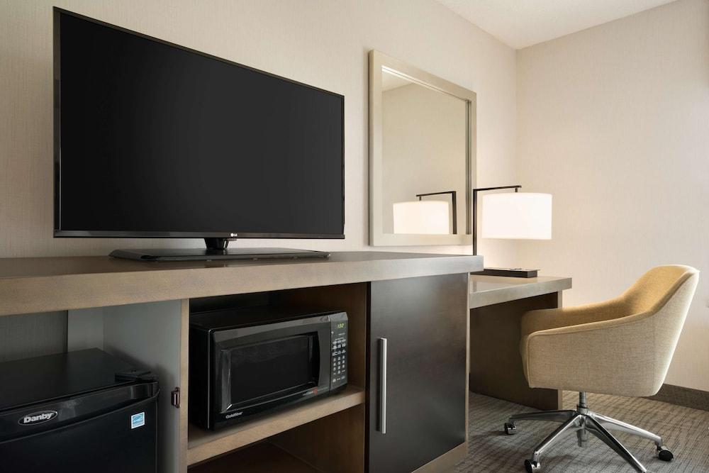 Hampton Inn & Suites Newport/Middletown photo 12