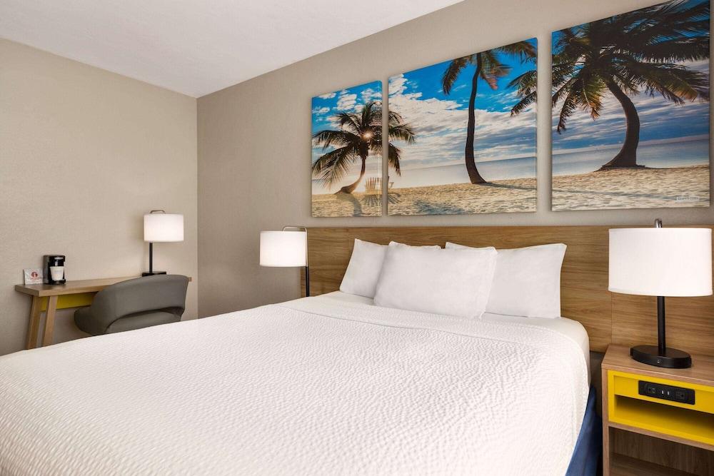 Days Inn by Wyndham Miami Airport North photo 8