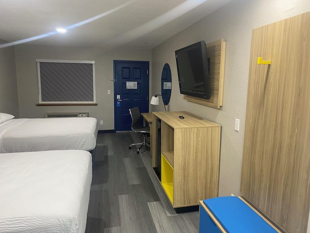 Days Inn by Wyndham El Paso West photo 16