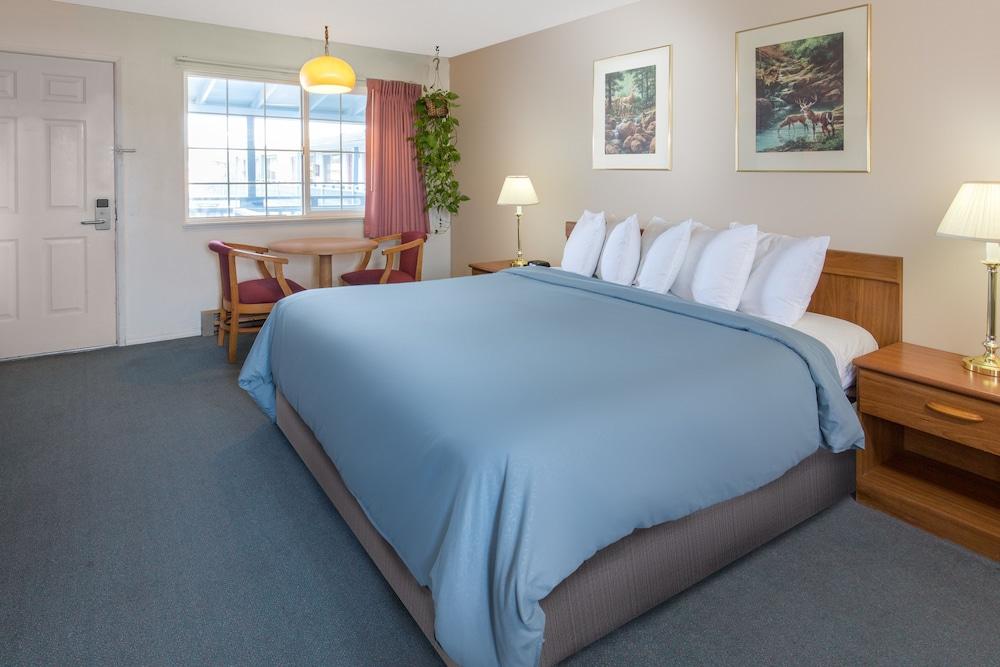 Redwood Inn photo 6