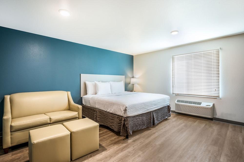 WoodSpring Suites Chicago Addison photo 8