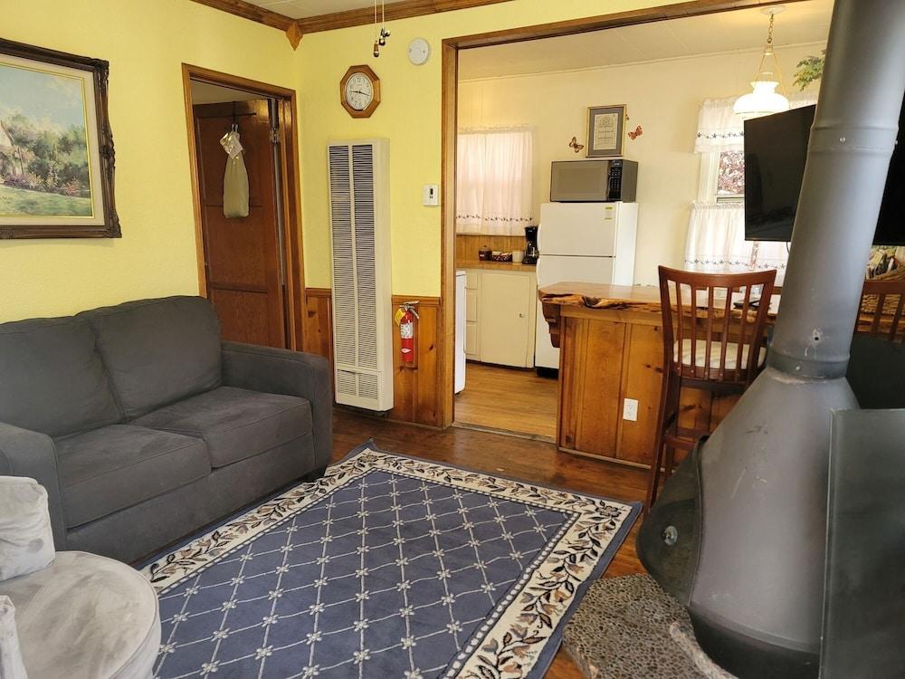 Hillcrest Suites & Cabins photo 5