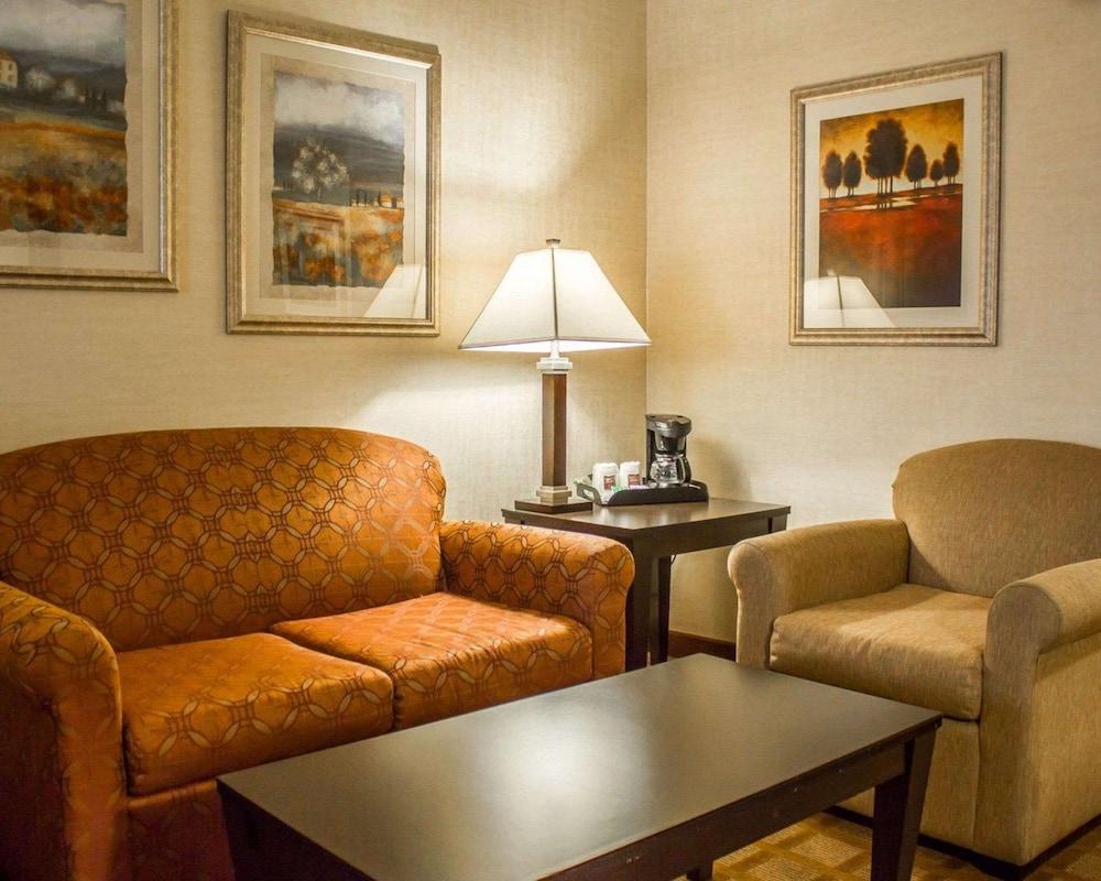 Comfort Suites Edinboro photo 9