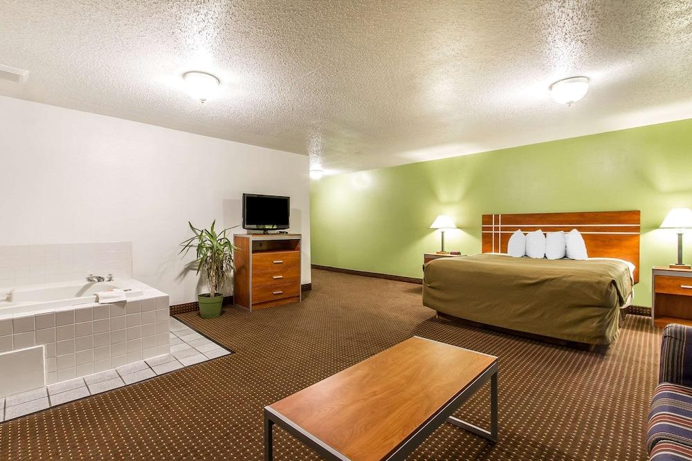 Econo Lodge Inn & Suites Pekin - Peoria Area photo 34