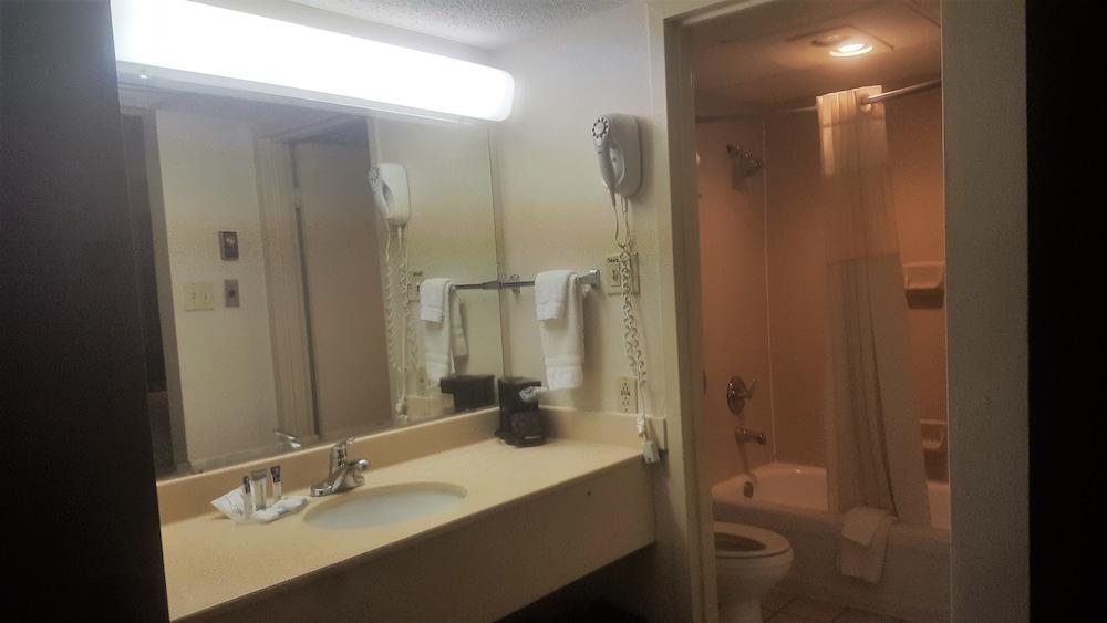 Salina Ambassador Hotel and Conference Center photo 25