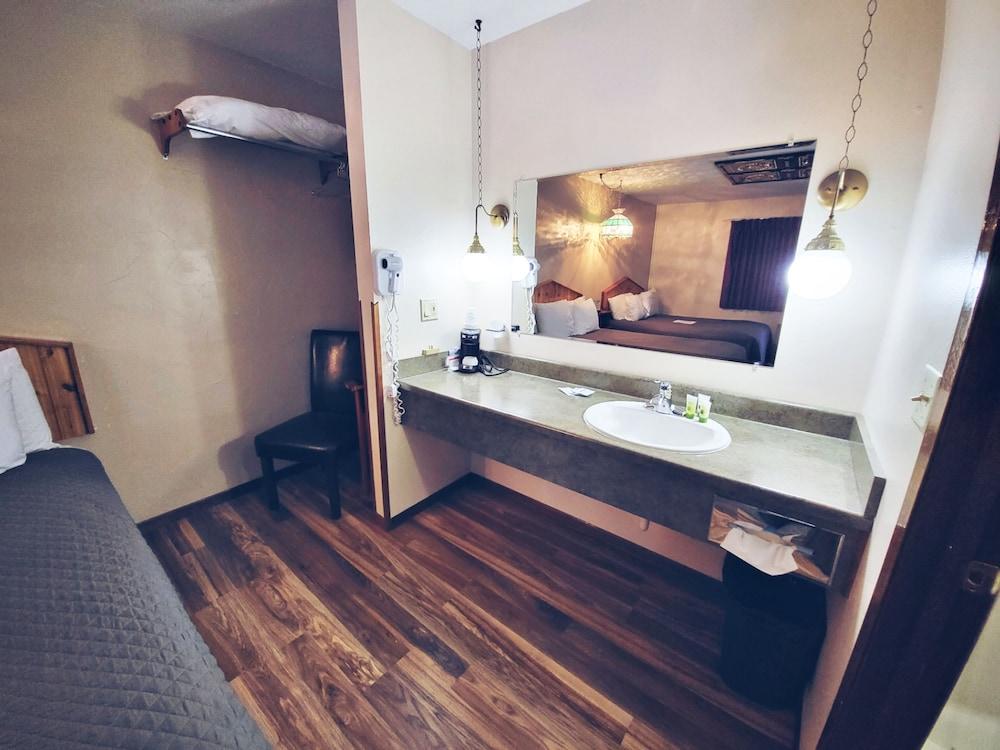 Cedar Wood Inn photo 37