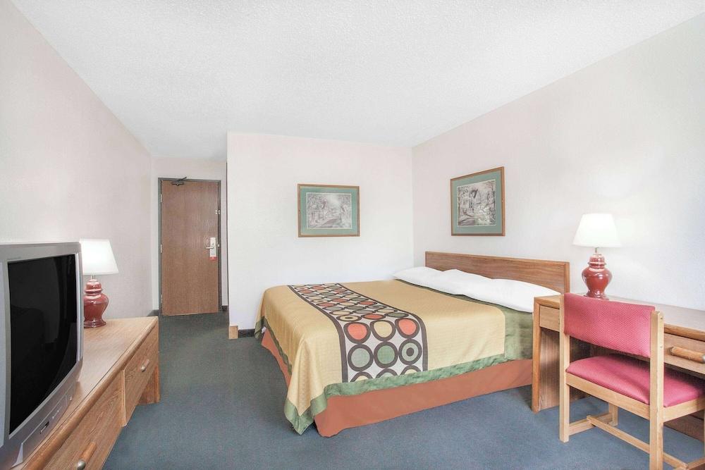 Red Roof Inn Queensbury photo 17