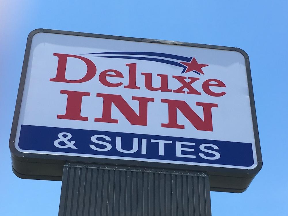 Deluxe Inn & Suites photo 10