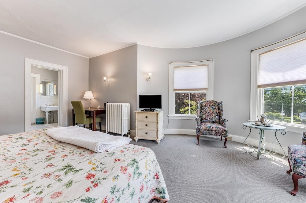 Castle Manor Inn photo 6