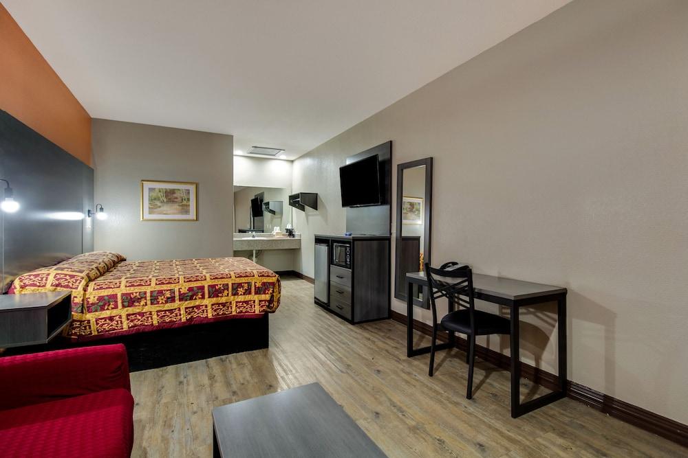 Executive Inn & Suites photo 17