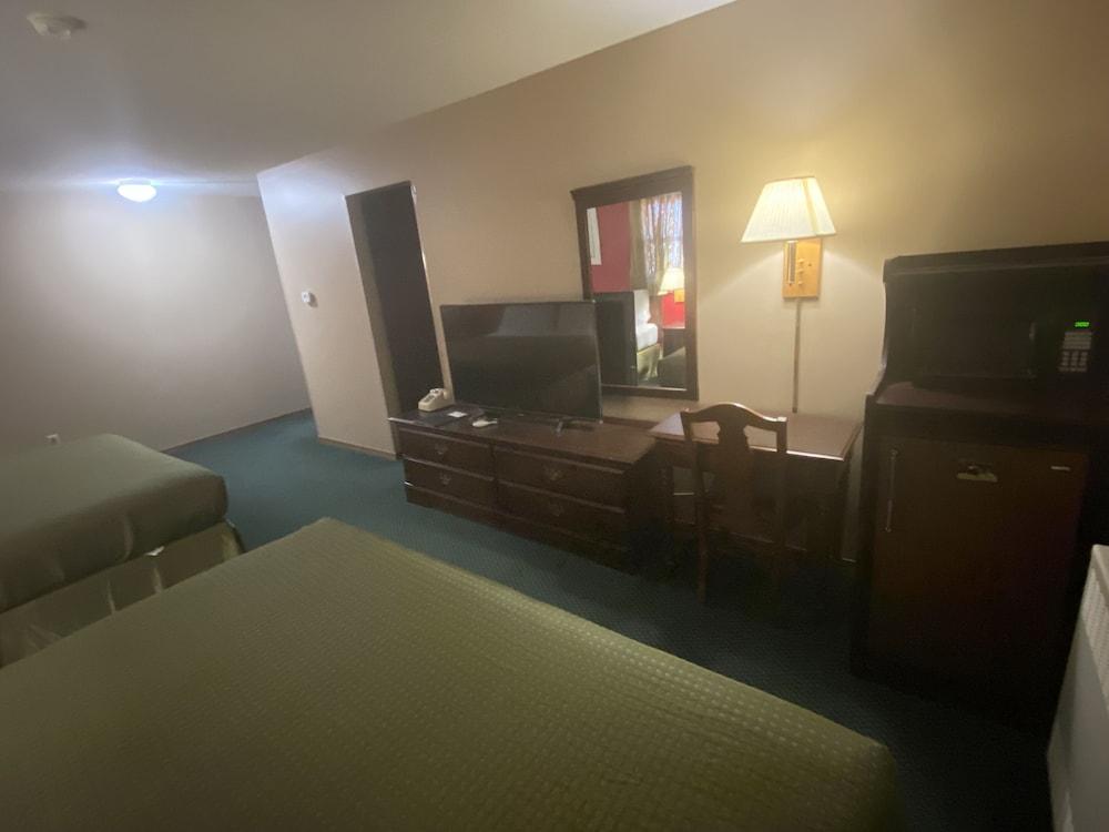 Colonial Inn Dyersville photo 28
