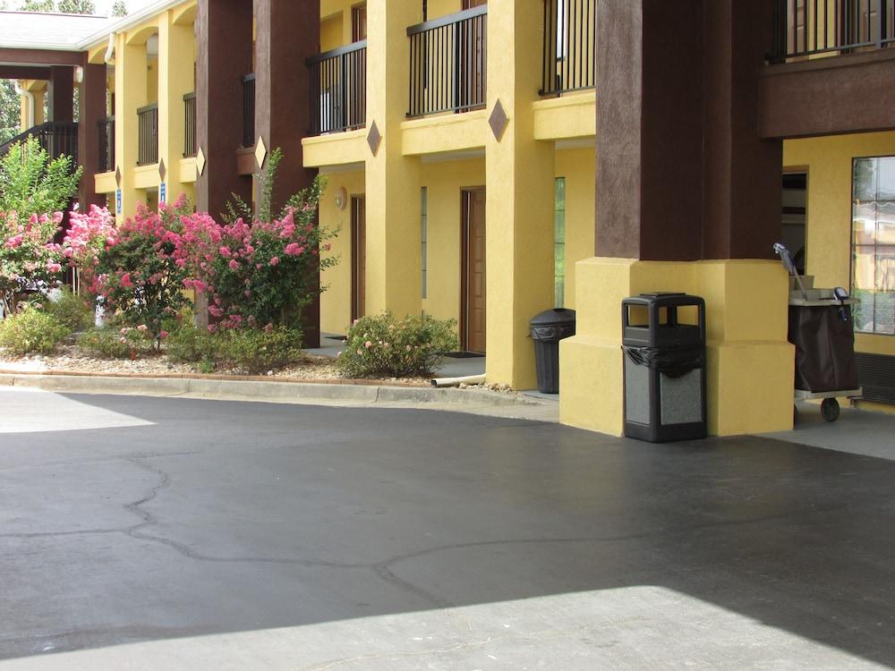 Days Inn & Suites by Wyndham Fort Valley photo 36