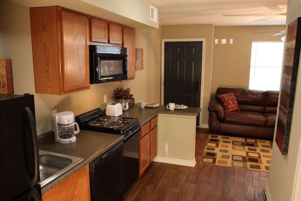 Eagle's Den Suites Kenedy a Travelodge by Wyndham photo 7