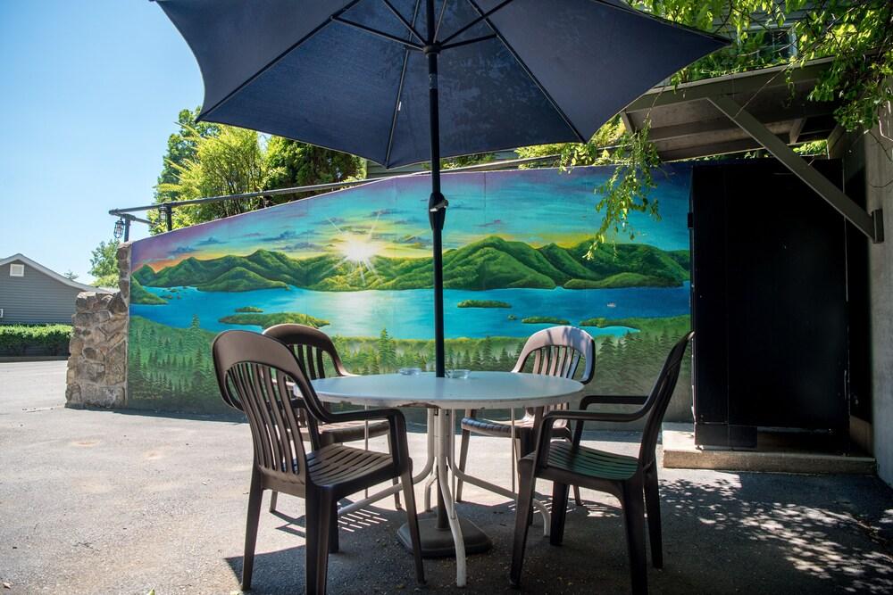 Adirondack Retreat Inn & Suites photo 51