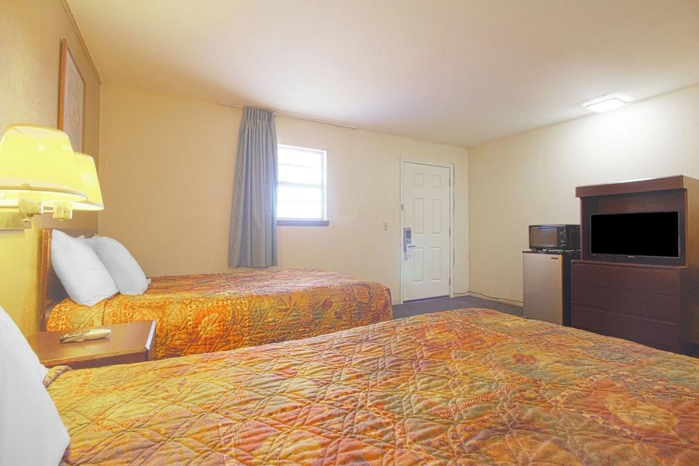 OYO Hotel Waurika OK US-70 near Wichita Falls photo 9