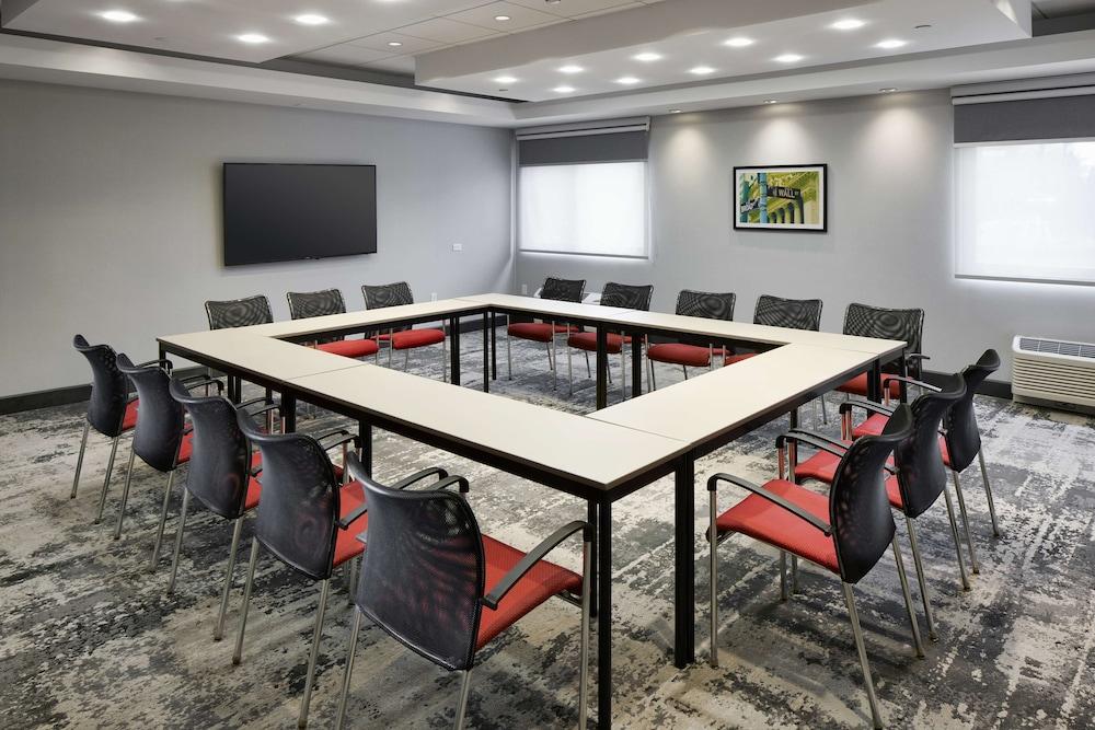 Hampton Inn Newark Airport photo 16