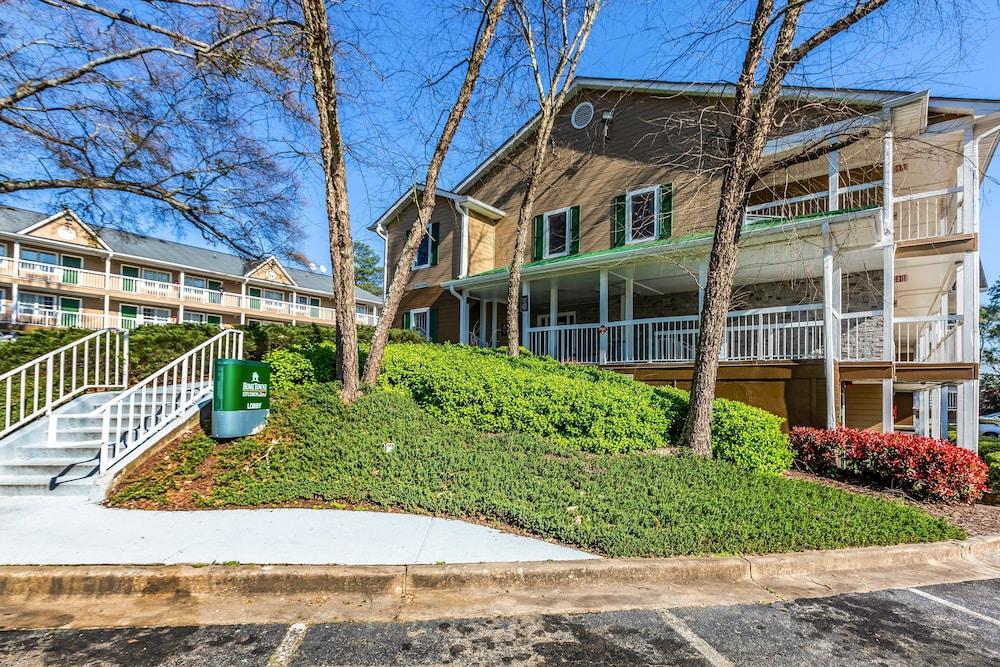 HomeTowne Studios by Red Roof Atlanta NE - Downtown Norcross photo 17