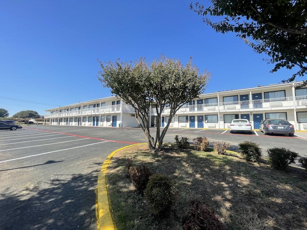 Motel 6 Denton, TX - UNT photo 55