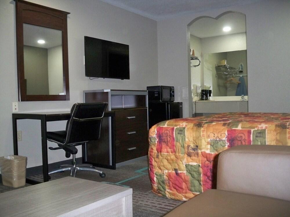 Scottish Inn & Suites photo 61