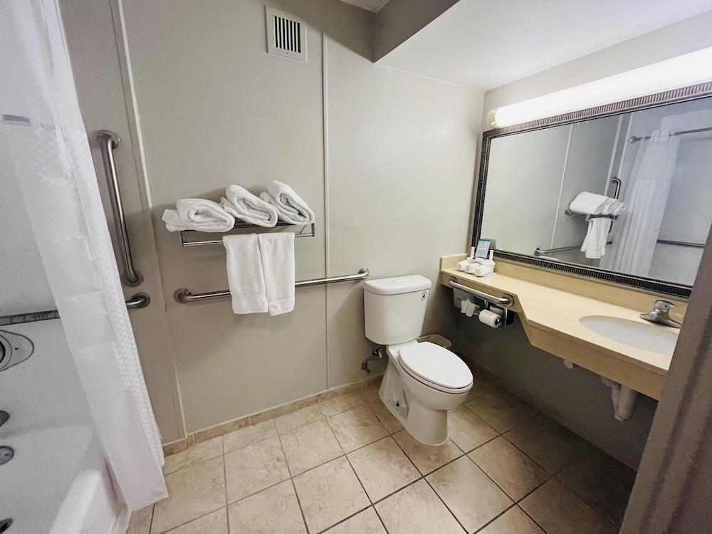 Baymont by Wyndham Keokuk photo 20
