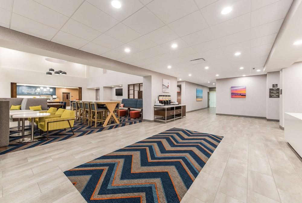 Hampton Inn & Suites Benton Harbor photo 2