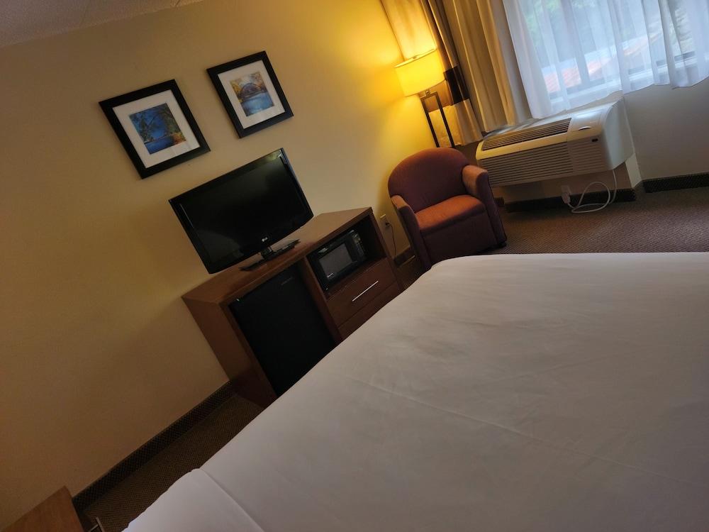 Comfort Inn & Suites Madison - Airport photo 16