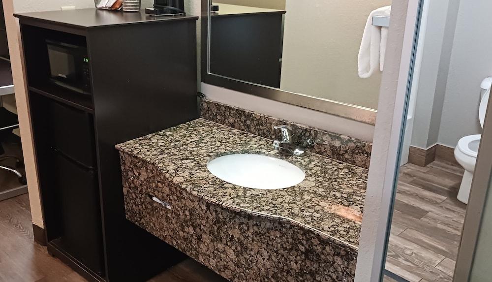 Red Roof Inn & Suites Jackson - Richland photo 13