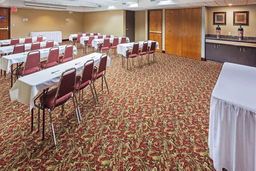 AmericInn by Wyndham Omaha photo 19