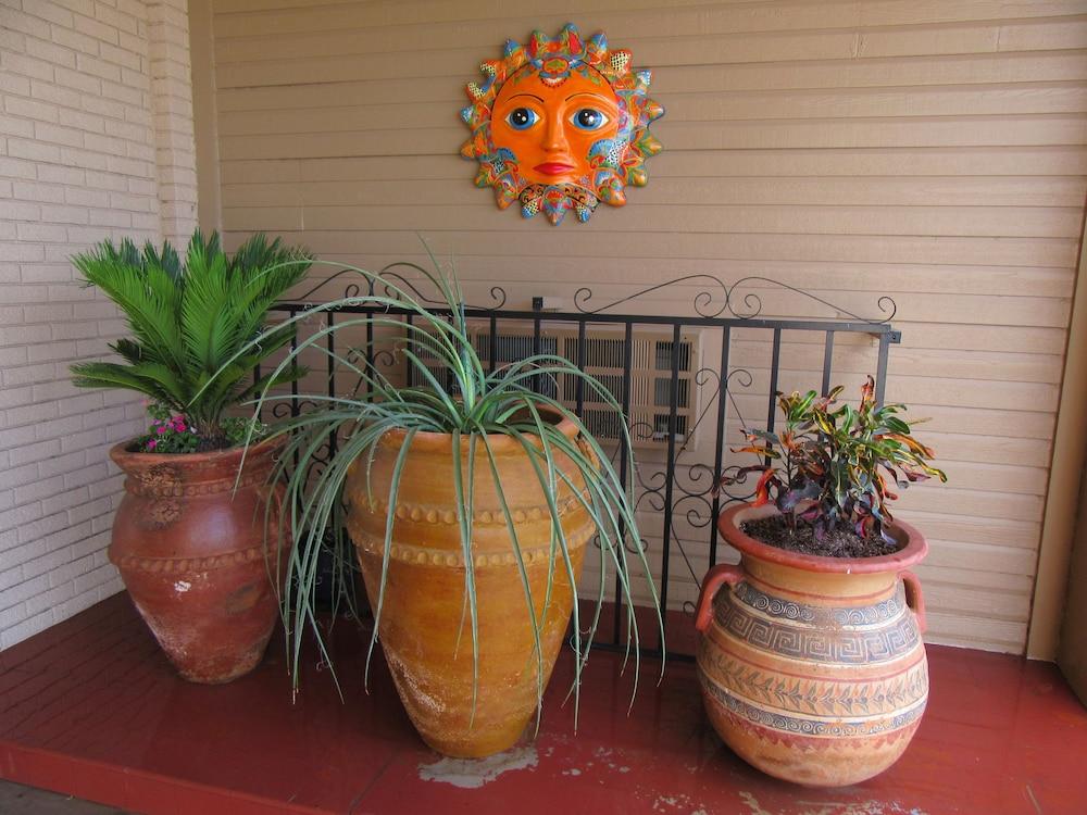 El Patio Inn photo 9
