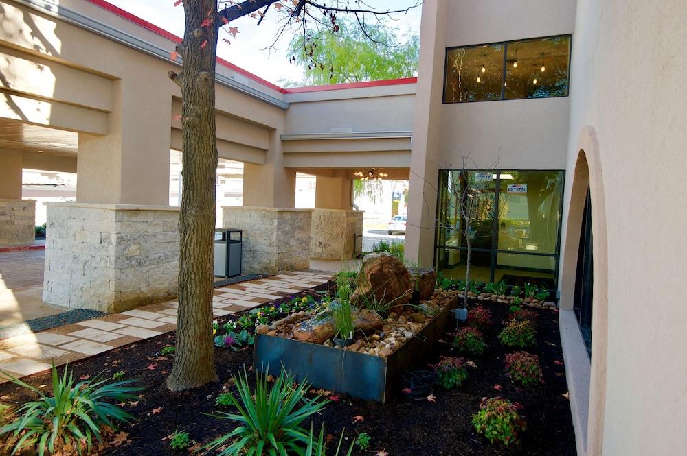 Ramada by Wyndham Austin South photo 39