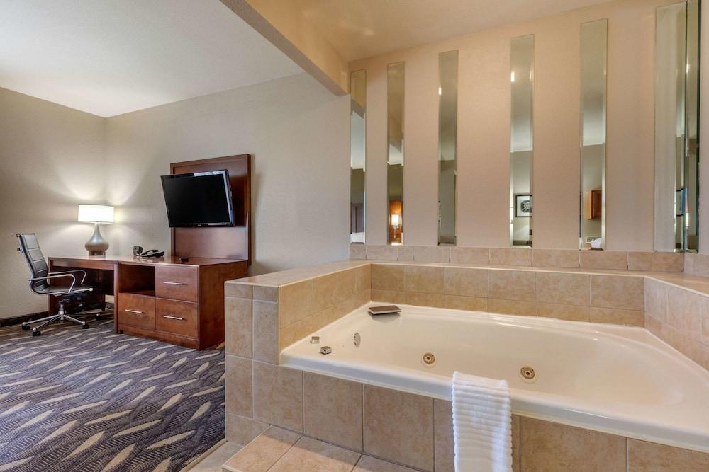 Comfort Suites Rolla photo 12