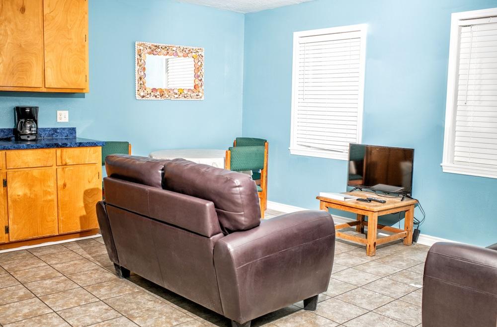 Captain Quarters Motel photo 26