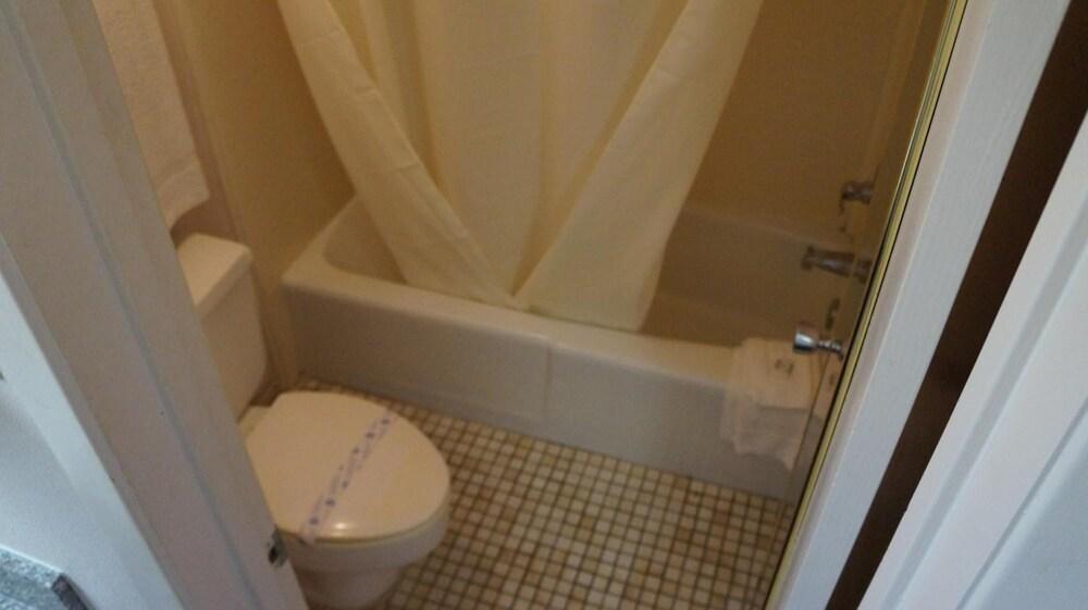 Travelers Inn photo 15