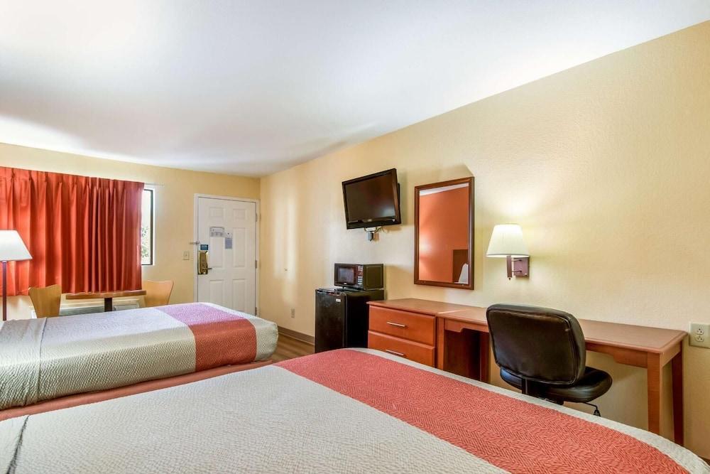 Rodeway Inn & Suites photo 14