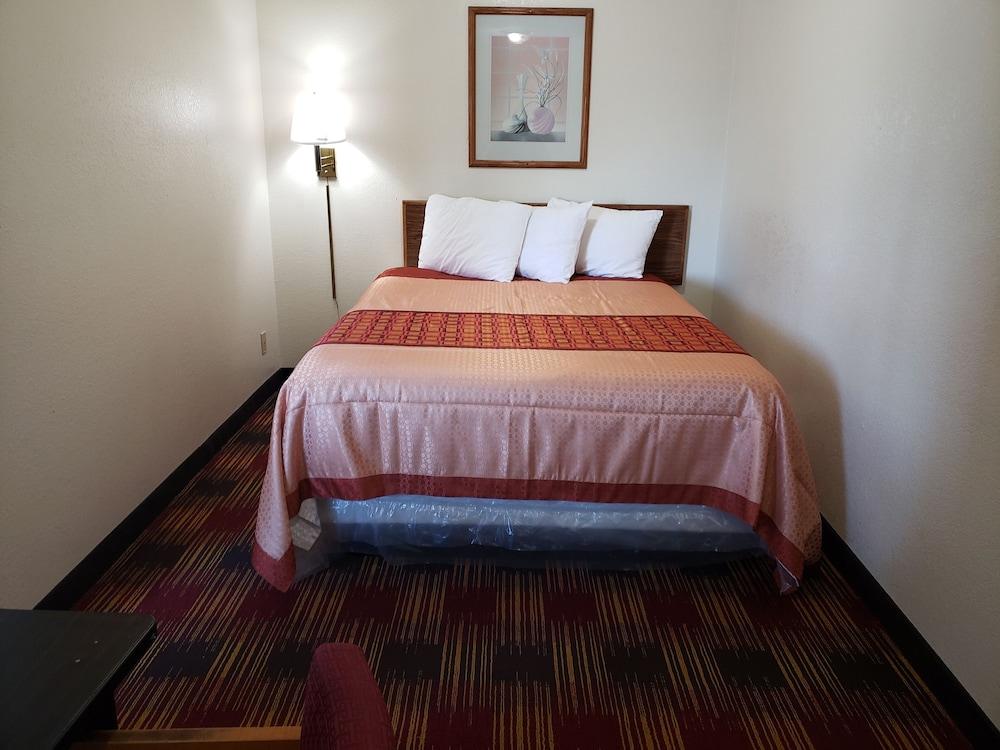 Americas Best Value Inn & Suites Harrisonville photo 3